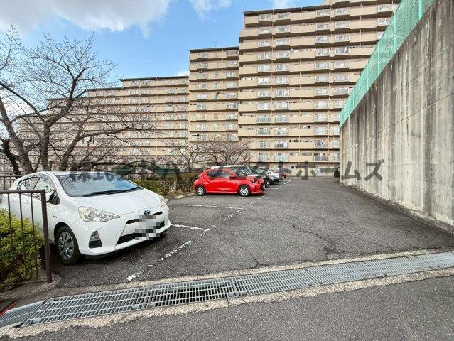 グリーンタウン香里ケ丘の駐車場|駐車場があるので、車を買う予定の方も安心です