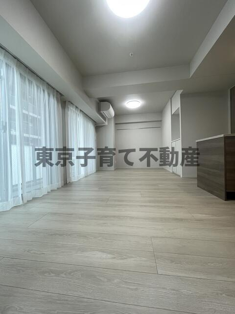 クレストコート上野の居間・リビング