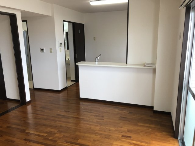 マンションエスポワールの居間・リビング|写真はすべて※反転タイプの写真となります※掲載と現況が異なる場合は現況を優先します。