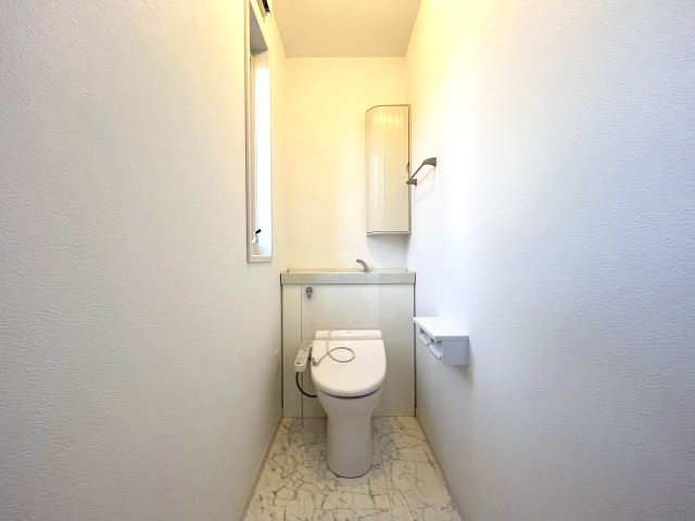 熊取町つばさが丘東1丁目　中古戸建のトイレ|節水型でエコなトイレには今では当たり前のウォシュレット付き。
