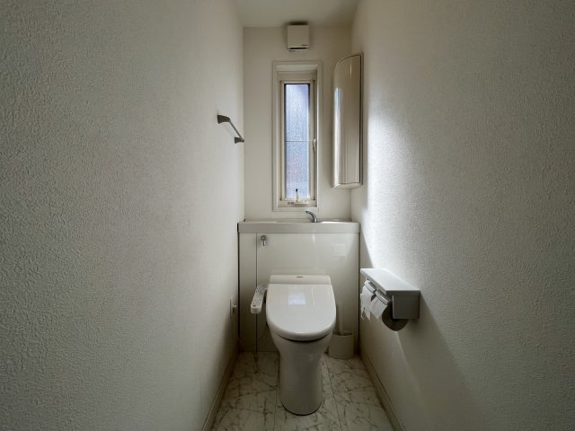 熊取町つばさが丘東1丁目　中古戸建のトイレ|節水型でエコなトイレには今では当たり前のウォシュレット付き。