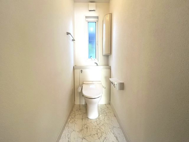 熊取町つばさが丘東1丁目　中古戸建のトイレ|節水型でエコなトイレには今では当たり前のウォシュレット付き。