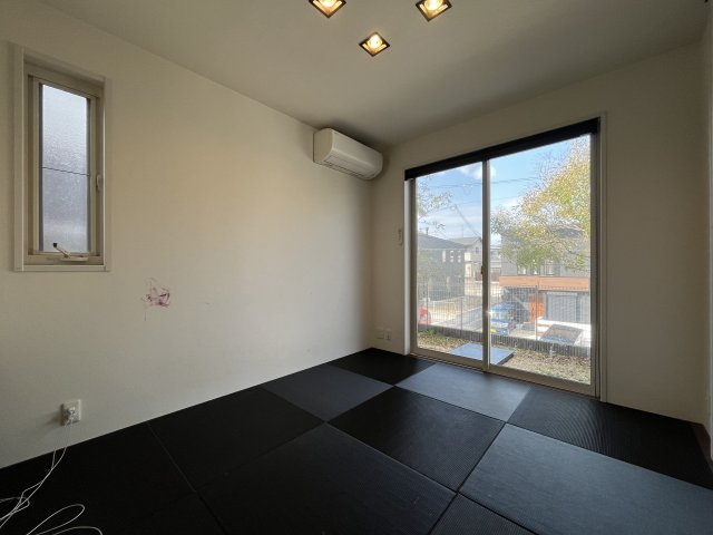 熊取町つばさが丘東1丁目　中古戸建の和室|【和室6帖】
お子様の遊び場や玄関に近いため客間としてのご利用も可能。