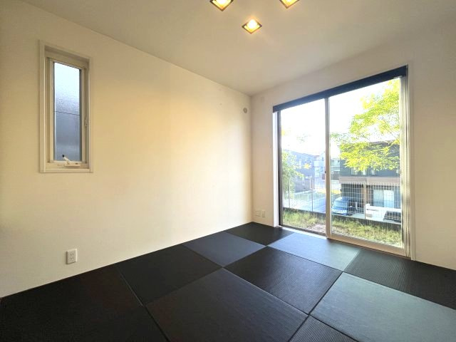 熊取町つばさが丘東1丁目　中古戸建の和室|【和室6帖】
お子様の遊び場や玄関に近いため客間としてのご利用も可能です。