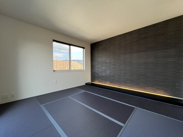 熊取町つばさが丘東1丁目　中古戸建の和室|【和室8帖】
一面エコカラットのため調湿・脱臭の効果がございます。
シックなお部屋でオシャレです。