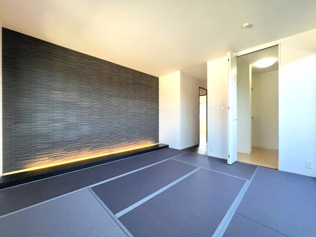 熊取町つばさが丘東1丁目　中古戸建の和室|【和室8帖】
一面エコカラットのため調湿・脱臭の効果がございます。
シックなお部屋でオシャレです。