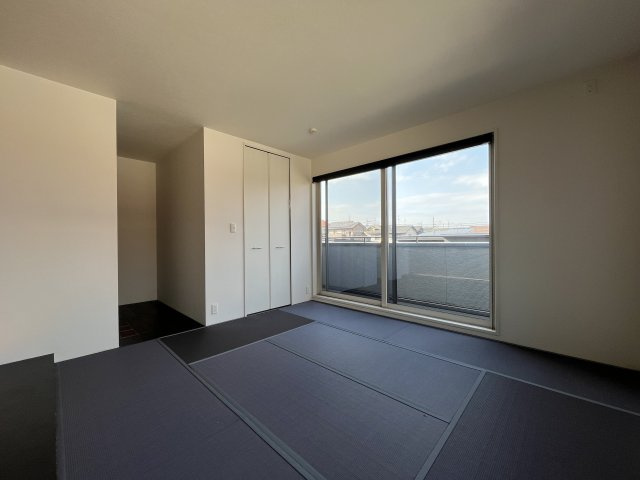 熊取町つばさが丘東1丁目　中古戸建の和室|【和室8帖】
一面エコカラットのため調湿・脱臭の効果がございます。
シックなお部屋でオシャレです。