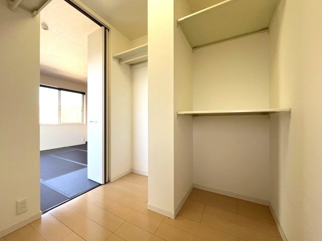 熊取町つばさが丘東1丁目　中古戸建の収納|和室8帖には大きなWICがございます。
収納が豊富なお家です。