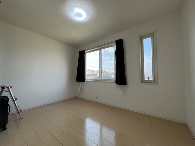 熊取町つばさが丘東1丁目　中古戸建の洋室|【洋室帖6.6帖】
趣味に合わせて使って頂けるようシンプルに仕上げてあります。
