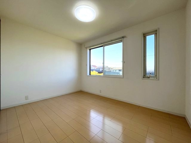熊取町つばさが丘東1丁目　中古戸建の洋室|【洋室帖6.6帖】
趣味に合わせて使って頂けるようシンプルに仕上げてあります。