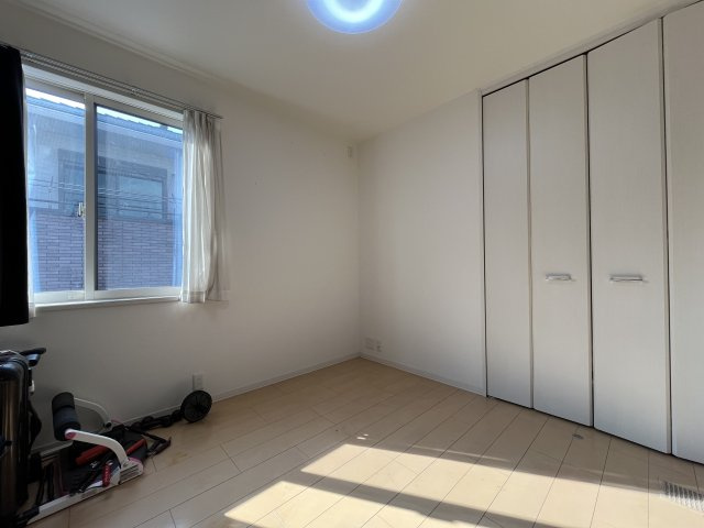 熊取町つばさが丘東1丁目　中古戸建の洋室|【納戸4.8帖】
お子様のお部屋としてもご利用可能です。