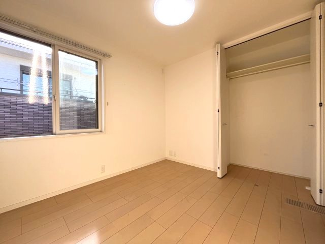 熊取町つばさが丘東1丁目　中古戸建の洋室|【納戸4.8帖】
お子様のお部屋としてもご利用可能です。