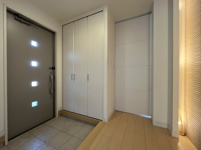 熊取町つばさが丘東1丁目　中古戸建の玄関|靴が多くても安心の玄関収納つき。
可動棚のため高さのある靴でも簡単に収納できます。