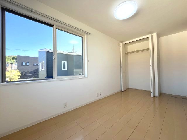 熊取町つばさが丘東1丁目　中古戸建の洋室|【洋室6.1帖】
2面からたっぷりと陽光が注がれる明るい空間。
