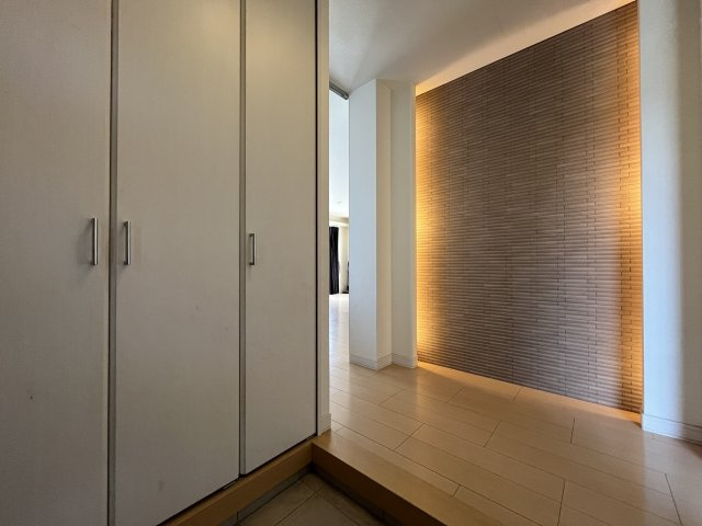 熊取町つばさが丘東1丁目　中古戸建の玄関|一面エコカラットのため調湿・脱臭の効果がございます。