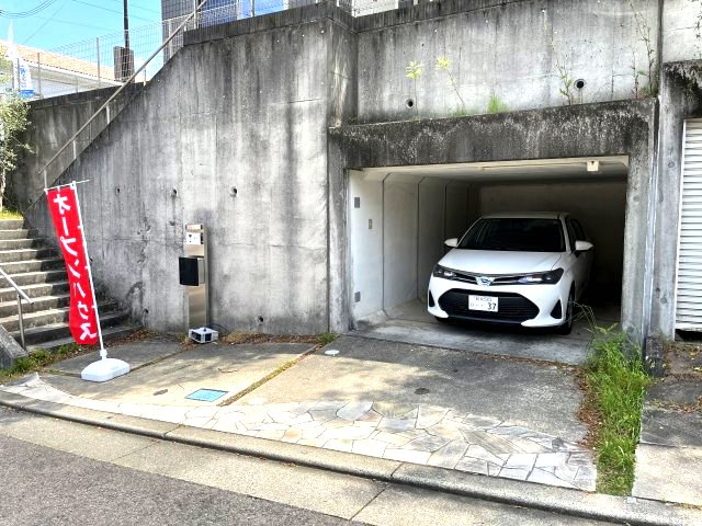 熊取町つばさが丘東1丁目　中古戸建の駐車場|2台駐車可能です。
掘り込みガレージのため愛車が雨に濡れる心配はございません。