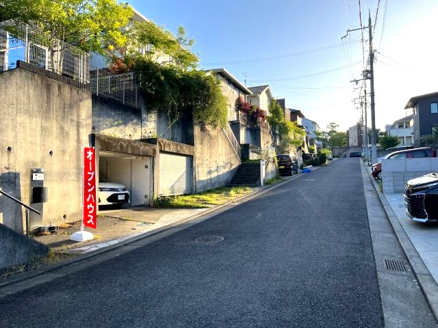 熊取町つばさが丘東1丁目　中古戸建の前面道路含む現地写真|北側前面道路約5.9メートルございますので駐車も通行もラクラクです。
