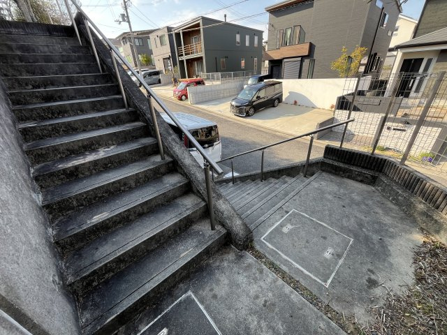熊取町つばさが丘東1丁目　中古戸建のその他|手すりつきで上り下りもラクラクです。
