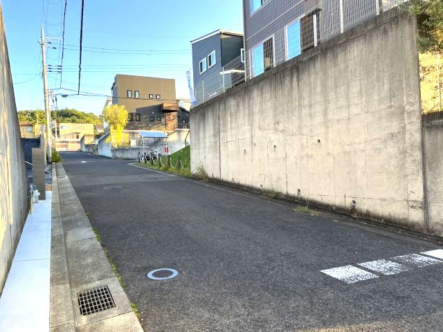 熊取町つばさが丘東1丁目　中古戸建の前面道路含む現地写真|東側前面道路約5.9メートルございますので駐車も通行もラクラクです。