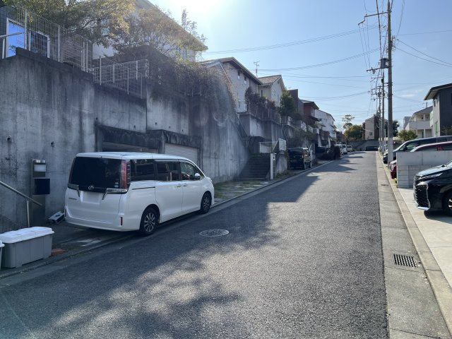 熊取町つばさが丘東1丁目　中古戸建の前面道路含む現地写真|北側前面道路約5.9メートルございますので駐車も通行もラクラクです。