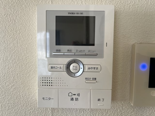熊取町つばさが丘東1丁目　中古戸建の防犯設備|来客者を確認出来るＴＶモニターつき。
普段の生活時やお子様が一人でお留守番する際にも安心ですね。