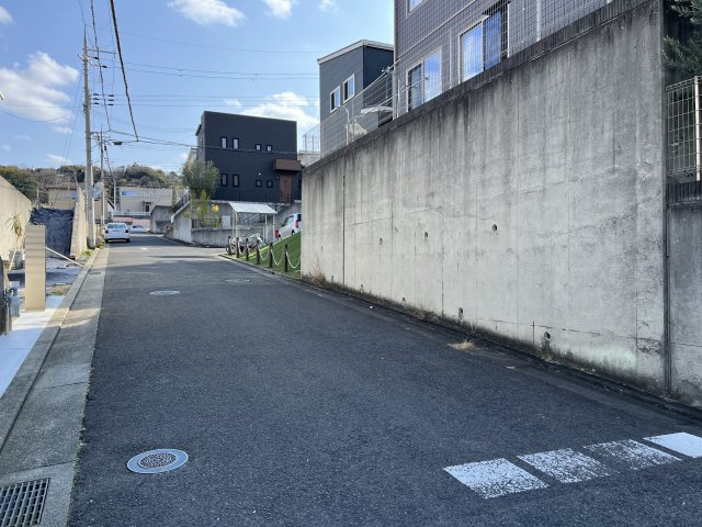 熊取町つばさが丘東1丁目　中古戸建の前面道路含む現地写真|東側前面道路約5.9メートルございますので駐車も通行もラクラクです。