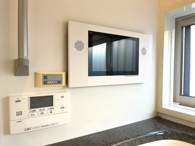 熊取町つばさが丘東1丁目　中古戸建の浴室|浴室内にはTVモニターつき。