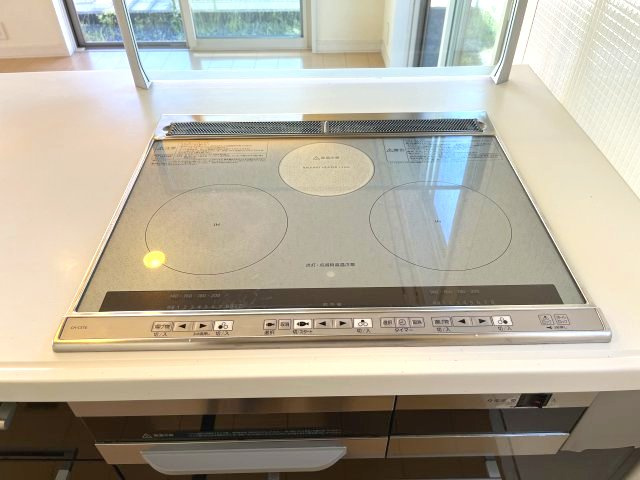 熊取町つばさが丘東1丁目　中古戸建のキッチン|安心のIHクッキングヒーターです。