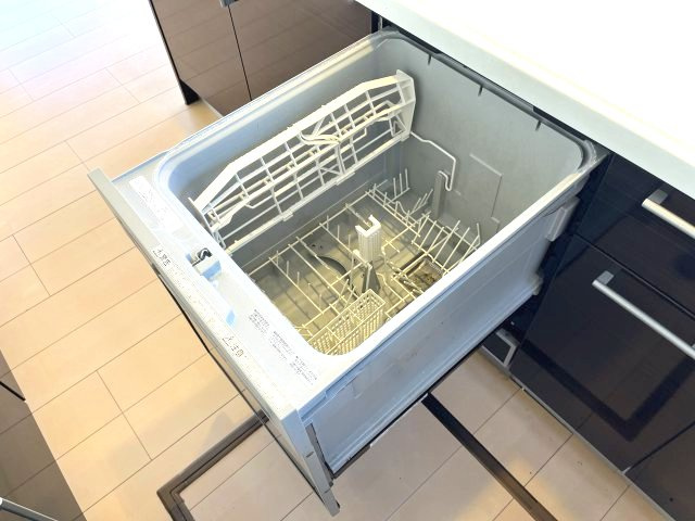 熊取町つばさが丘東1丁目　中古戸建のキッチン|食洗機付きのキッチン。
食器洗いの時間を短縮でき手洗いよりも清潔です。