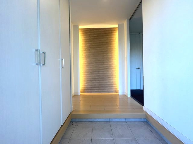 熊取町つばさが丘東1丁目　中古戸建の玄関|玄関ホールは一面エコカラットのため調湿・脱臭の効果がございます。