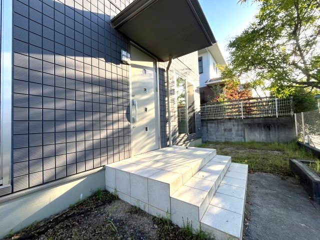 熊取町つばさが丘東1丁目　中古戸建の玄関|玄関上部に屋根があり、雨の日でも濡れる心配はございません。