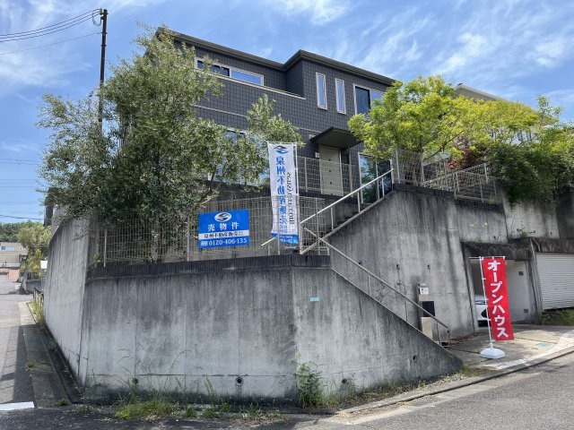 熊取町つばさが丘東1丁目　中古戸建の外観|軽量鉄骨造のセキスイハイム施工のお家。
北東角地＆全方位隣地との間隔が広く通風・採光良好です。