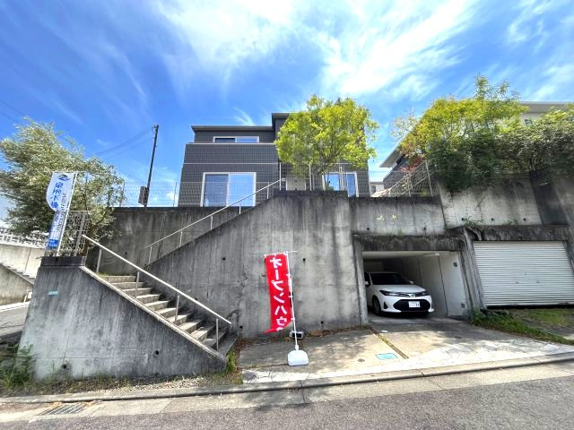 熊取町つばさが丘東1丁目　中古戸建の外観|軽量鉄骨造のセキスイハイム施工のお家。
北東角地＆全方位隣地との間隔が広く通風・採光良好です。