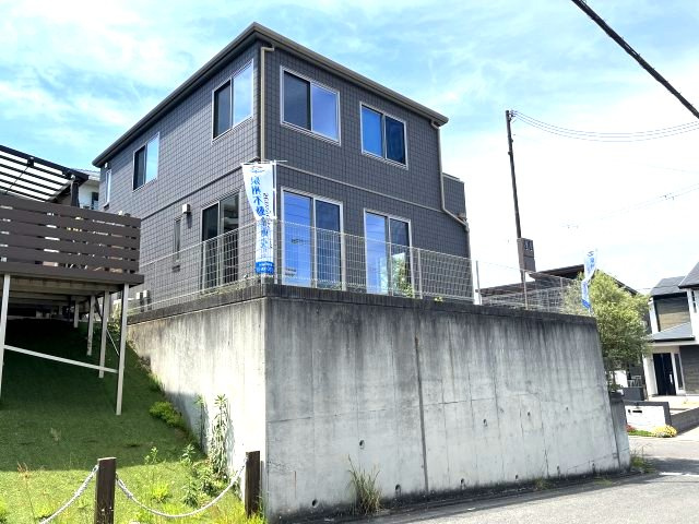 熊取町つばさが丘東1丁目　中古戸建の外観|軽量鉄骨造のセキスイハイム施工のお家。
北東角地＆全方位隣地との間隔が広く通風・採光良好です。