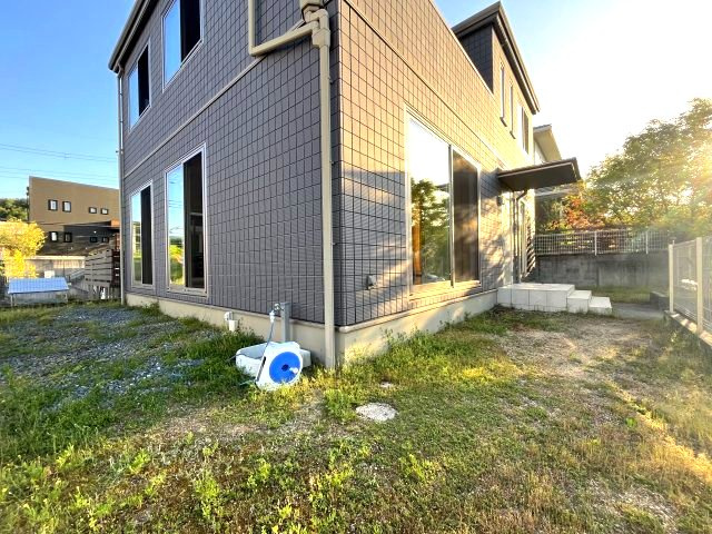 熊取町つばさが丘東1丁目　中古戸建の庭|バーベキューやお子様の遊び場など様々な用途で活用できる便利なスペース
道路に面していないため安心です
