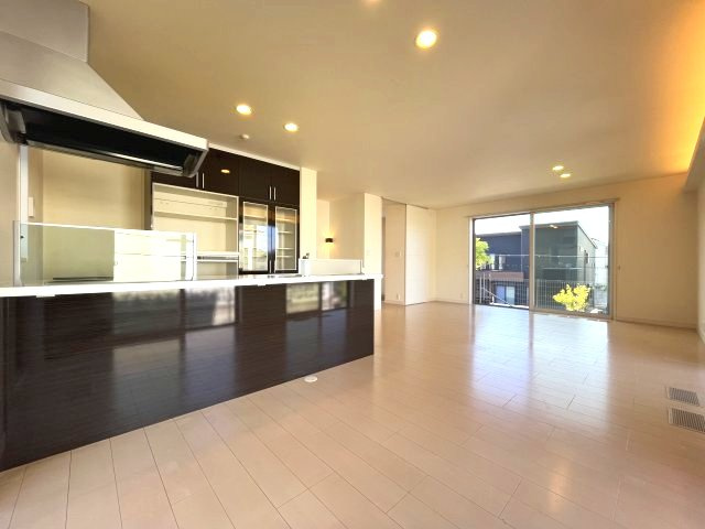 熊取町つばさが丘東1丁目　中古戸建の居間・リビング|【LDK約24帖】
広々とした空間にご家族皆様が快適に過ごせます。
開放的なキッチンです。