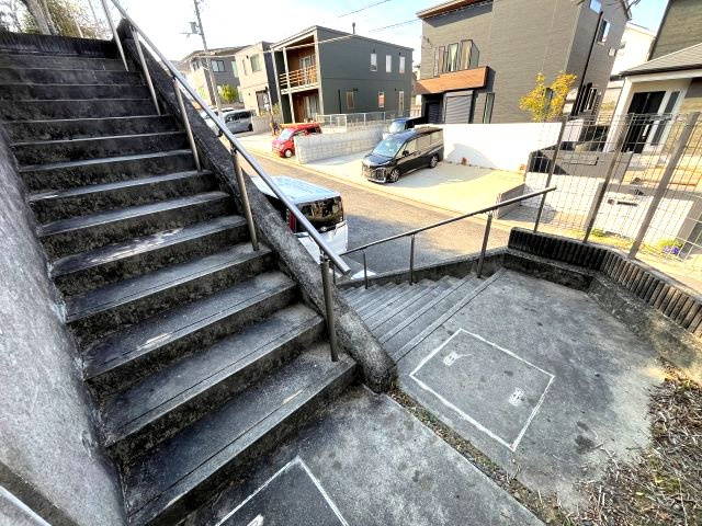 熊取町つばさが丘東1丁目　中古戸建のその他|手すりつきで上り下りもラクラクです。