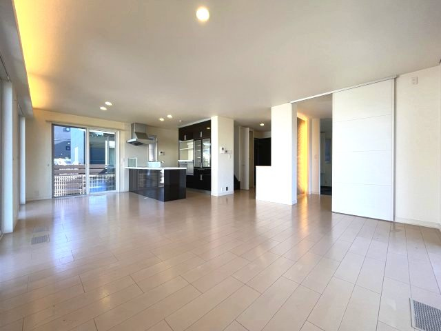 熊取町つばさが丘東1丁目　中古戸建の居間・リビング|【LDK約24帖】
広々とした空間にご家族皆様が快適に過ごせます。
家具配置もしやすいですね。
