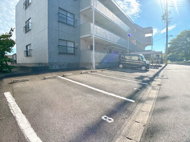 ロイヤルヒルズ山代壱番館の駐車場