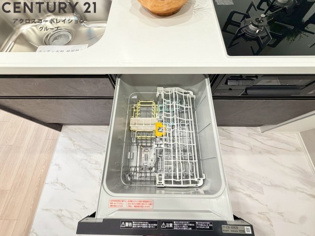 食器洗浄乾燥機は手洗いに比べて時間や労力を節約できます。また、高温のお湯で洗浄されるため、雑菌や細菌を殺菌する効果もあります。さらに、乾燥機能があるため、手で拭く手間も省け衛生的に保管できます。