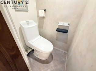 温水洗浄便座付トイレは温水洗浄機能により、暖かい水でおしりを洗浄することができ、冷たい水を使う従来の便座に比べ、温水洗浄機能で暖かいトイレを提供し、快適な使用を可能にします。