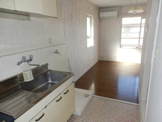 【内装】 | 西町コート | キッチンから洋室へ