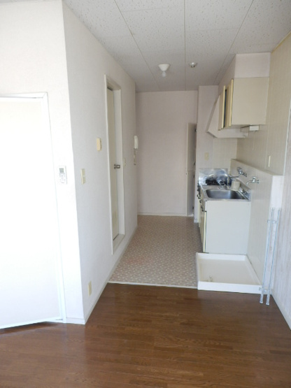 【キッチン】 | 西町コート | 洋室からキッチンへ