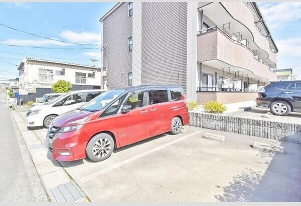 ヴィアーレ緑ケ丘の駐車場