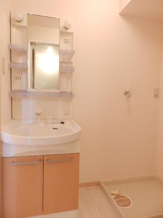 ビレッジ北久保 C棟の独立洗面台|洗面室