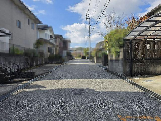 【ハウスメーカー施工×軽量鉄骨造】高知市潮見台3丁目　中古一戸建ての前面道路含む現地写真|幅員十分な前面道路。毎日の出し入れもスムーズです