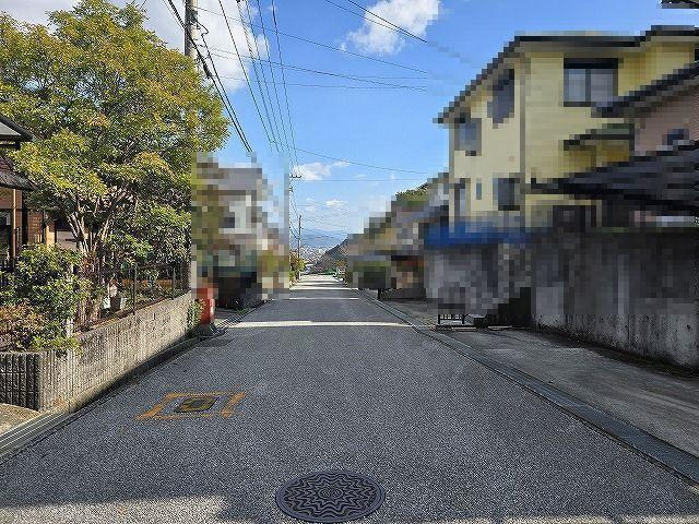 【ハウスメーカー施工×軽量鉄骨造】高知市潮見台3丁目　中古一戸建ての前面道路含む現地写真|高台ならではの開放感。視界を遮るもののない、のびやかな住環境