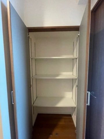 グリーンタウン茨木七番館の収納|動線上に設けた廊下収納で、整理整頓がしやすく、日常の家事も効率的に。使い勝手の良い収納設計が、暮らしやすさを高める快適空間です。