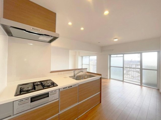 グリーンタウン茨木七番館のキッチン|リビングを見渡せるカウンターキッチンで、家事中も家族の気配を感じられる快適空間。自然と会話が生まれる、暮らしやすい住まいです。