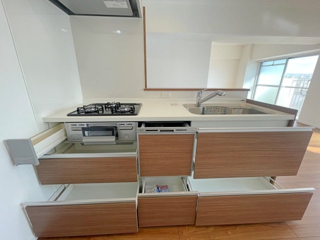 グリーンタウン茨木七番館のキッチン|機能美が光るシステムキッチン。掃除のしやすいワークトップや効率的な動線で、家事を時短しながら料理の幅も広がる快適設計